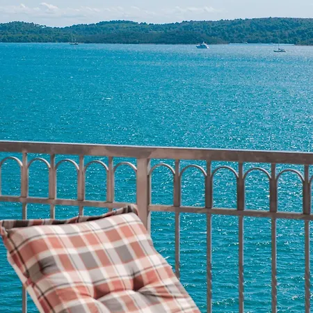 Big Flat! For 6, Mighty Fine View!
