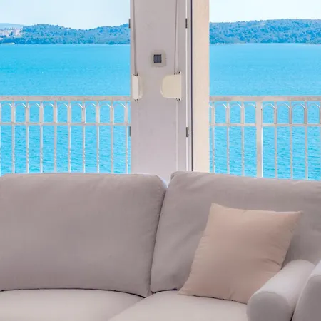 Big Flat! For 6, Mighty Fine View! *