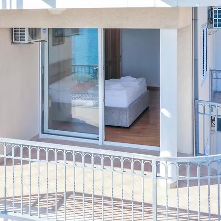 Big Flat! For 6, Mighty Fine View! *